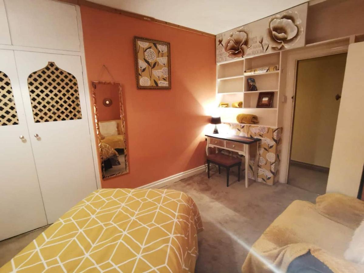 エッシャーPeaceful Retreat Hideaway Surreyアパートメント エクステリア 写真