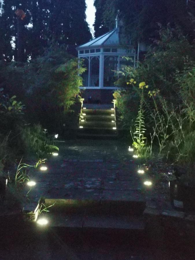 エッシャーPeaceful Retreat Hideaway Surreyアパートメント エクステリア 写真